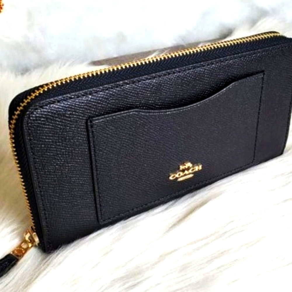 Coach Zippered Wallet Almost 💙New